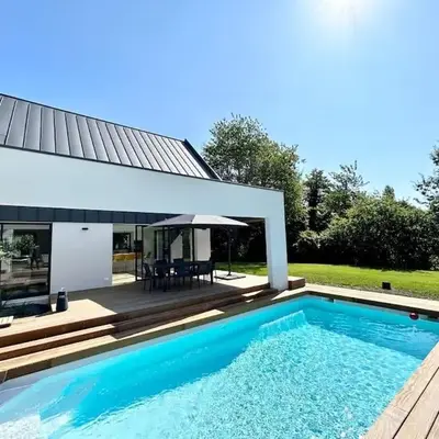 Villa neuve contemporaine avec piscine