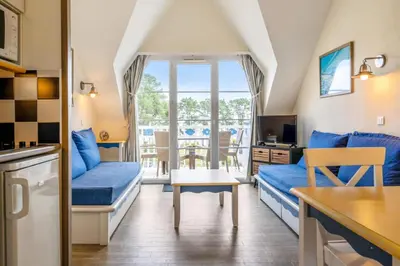 Télévision ou salle de divertissement dans l'établissement Résidence Cap Azur - maeva Home - Appartement duplex 2 Pièces 5 Personnes Sélection - Vue mer MAE-1182