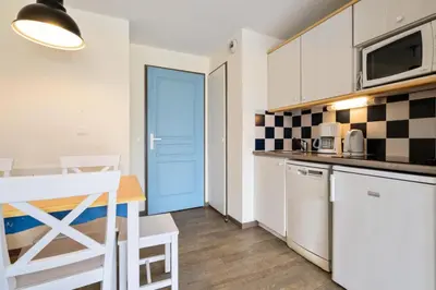 Cuisine ou kitchenette dans l'établissement Résidence Cap Azur - maeva Home - Appartement duplex 2 Pièces 5 Personnes Sélection - Vue mer MAE-1182