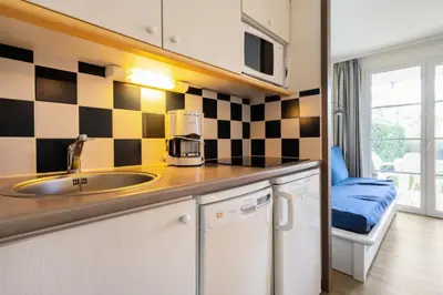 Cuisine ou kitchenette dans l'établissement Résidence Cap Azur - maeva Home - Appartement 2 Pièces 5 Personnes - Sélection MAE-6707