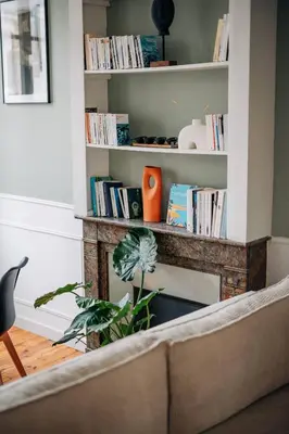 Bibliothèque dans l'appartement