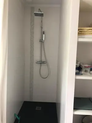 Salle de bains dans l'établissement Fleur de l Elorn