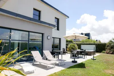 Coin salon dans l'établissement Villa Enora Bretagne Piscine Intérieure Partagée Jacuzzi privatif 100m Plage