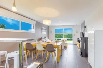 Cuisine ou kitchenette dans l'établissement Villa Enora Bretagne Piscine Intérieure Partagée Jacuzzi privatif 100m Plage