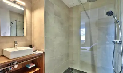 Salle de bains dans l'établissement Villa Azénor Bretagne Piscine Intérieure Partagée toute l'année 100m plage