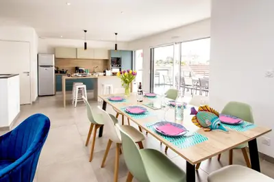 Cuisine ou kitchenette dans l'établissement Villa Azénor Bretagne Piscine Intérieure Partagée toute l'année 100m plage