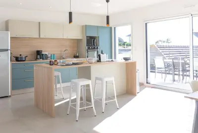 Cuisine ou kitchenette dans l'établissement Villa Azénor Bretagne Piscine Intérieure Partagée toute l'année 100m plage