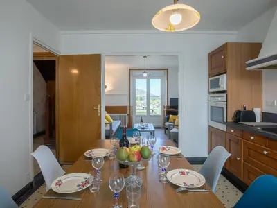 Cuisine ou kitchenette dans l'établissement Holiday Home Ty Cam by Interhome