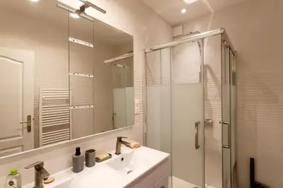 Salle de bains dans l'établissement L'Hibiscus Rouge