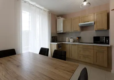 Cuisine ou kitchenette dans l'établissement L'Hibiscus Rouge