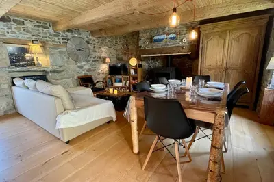 Coin salon dans l'établissement Ti Koad - La maison de bois