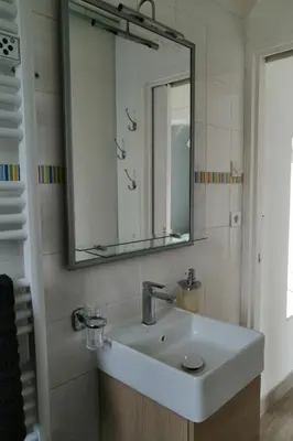 Salle de bains dans l'établissement Les Camélias