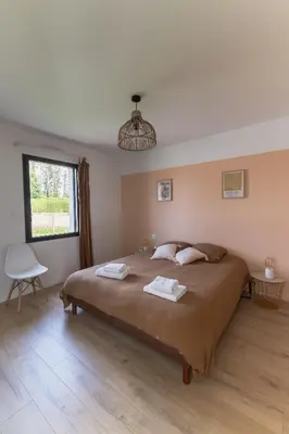 Un ou plusieurs lits dans un hébergement de l'établissement Jolie Maison avec piscine intérieure à 5 minutes des plages