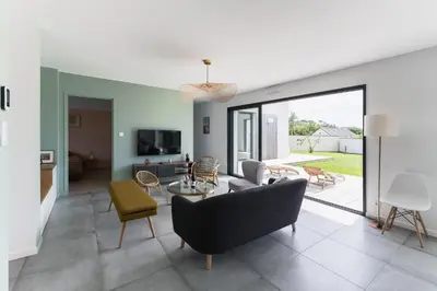Télévision ou salle de divertissement dans l'établissement Jolie Maison avec piscine intérieure à 5 minutes des plages
