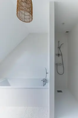 Salle de bains dans l'établissement Jolie Maison avec piscine intérieure à 5 minutes des plages