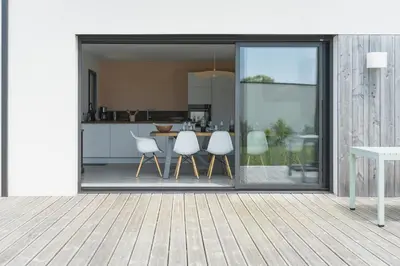 Balcon ou terrasse dans l'établissement Jolie Maison avec piscine intérieure à 5 minutes des plages