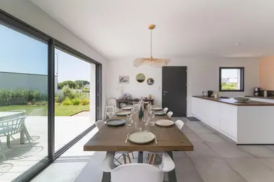 Cuisine ou kitchenette dans l'établissement Jolie Maison avec piscine intérieure à 5 minutes des plages