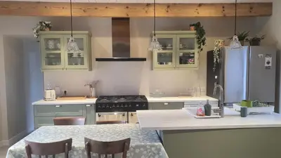 Cuisine ou kitchenette dans l'établissement Charmante longère bigoudène