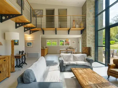 Coin salon dans l'établissement Holiday Home Maison du bois du Kador by Interhome