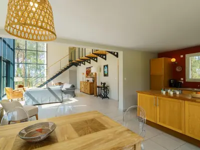 Coin salon dans l'établissement Holiday Home Maison du bois du Kador by Interhome