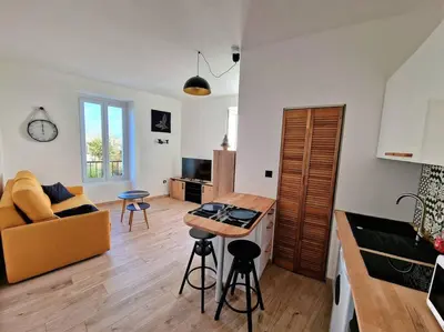 Coin salon dans l'établissement Appartement jolie vue / proche rue de Siam