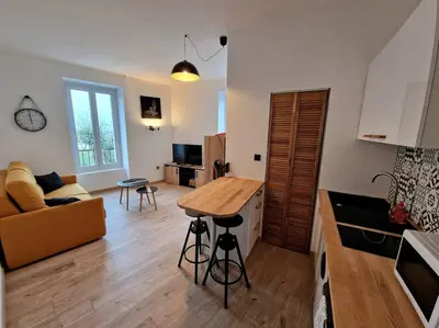 Télévision ou salle de divertissement dans l'établissement Appartement jolie vue / proche rue de Siam