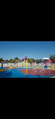 Piscine de l'établissement Domaine de karlann 4Etoiles Mobil-home ou située à proximité
