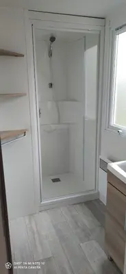 Salle de bains dans l'établissement Domaine de karlann 4Etoiles Mobil-home