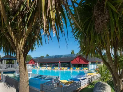 Piscine de l'établissement Domaine de karlann 4Etoiles Mobil-home ou située à proximité