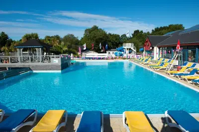Piscine de l'établissement Domaine de karlann 4Etoiles Mobil-home ou située à proximité