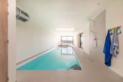 Piscine de l'établissement La Pointe sur l'eau - Vue mer - Piscine intérieure ou située à proximité