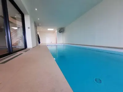 Piscine de l'établissement La Pointe sur l'eau - Vue mer - Piscine intérieure ou située à proximité
