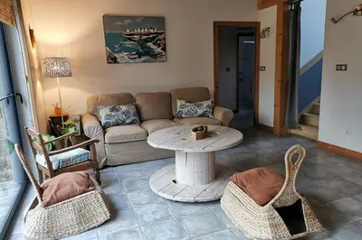 Coin salon dans l'établissement Gite Le POMMIER