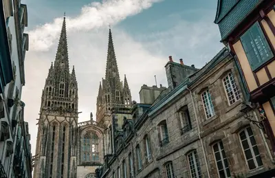Vue générale sur Quimper ou vue de la ville depuis la tente de luxe