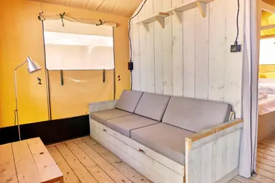 Coin salon dans l'établissement Glamping Bretagne