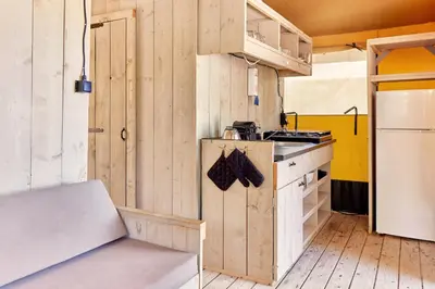 Cuisine ou kitchenette dans l'établissement Glamping Bretagne