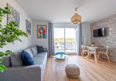 Télévision ou salle de divertissement dans l'établissement Charmant appartement vue mer - PLOUGONVELIN