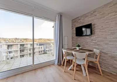 Télévision ou salle de divertissement dans l'établissement Charmant appartement vue mer - PLOUGONVELIN