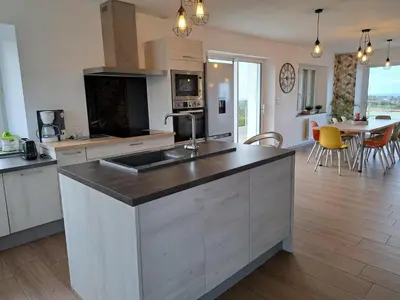 Cuisine ou kitchenette dans l'établissement Holiday home 10 pers , panoramic sea view, Cléder
