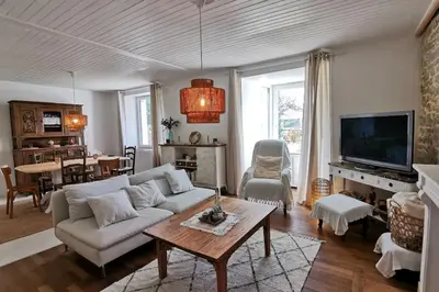 Télévision ou salle de divertissement dans l'établissement La Villa d'Anna, une décoration très tendance !
