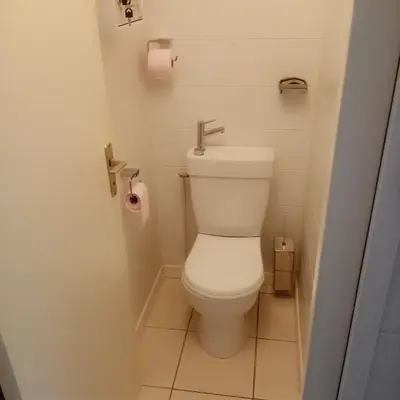 Salle de bains dans l'établissement Les Hortensias