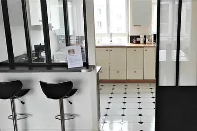 Cuisine ou kitchenette dans l'établissement Jaurès-Pilier rouge/App spacieux/3 chambres/6 pers