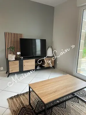 Télévision ou salle de divertissement dans l'établissement Villa Ty Loin vue mer 8 personnes