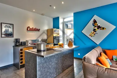 Cuisine ou kitchenette dans l'établissement LocaLise - M2A - Ty Maen Gouloù - Maison avec extérieur entièrement clos - Proche du centre et du port - Draps inclus - Animaux bienvenus