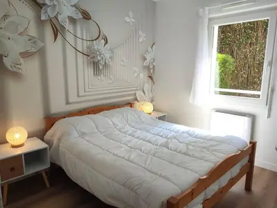 Un ou plusieurs lits dans un hébergement de l'établissement Appartement avec WIFI, terrasse, jardin à TREBEURDEN Réf - 678