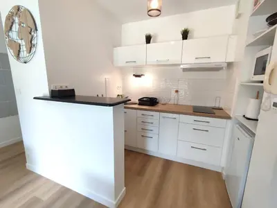 Cuisine ou kitchenette dans l'établissement Appartement avec WIFI, terrasse, jardin à TREBEURDEN Réf - 678
