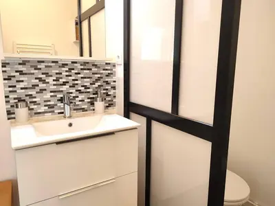 Salle de bains dans l'établissement Appartement avec WIFI, terrasse, jardin à TREBEURDEN Réf - 678