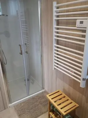 Salle de bains dans l'établissement Tiny house proche de Morgat