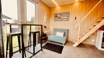 Coin salon dans l'établissement Tiny house proche de Morgat