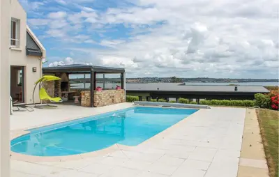 Piscine de l'établissement Beach Front Home In Plougonvelin ou située à proximité